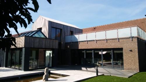 Extension d'une maison individuelle par Cedric Demol Architecture à Merville.